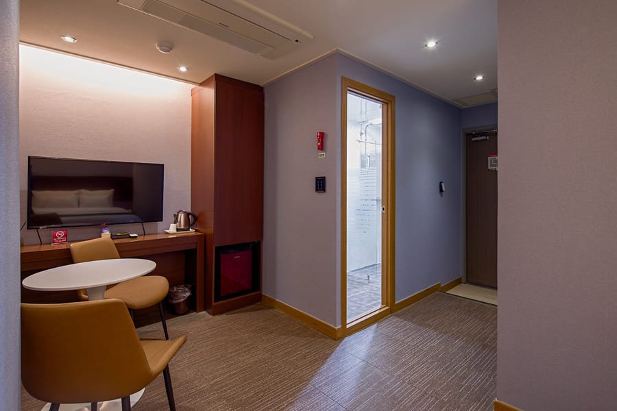 Deluxe Double Room living area